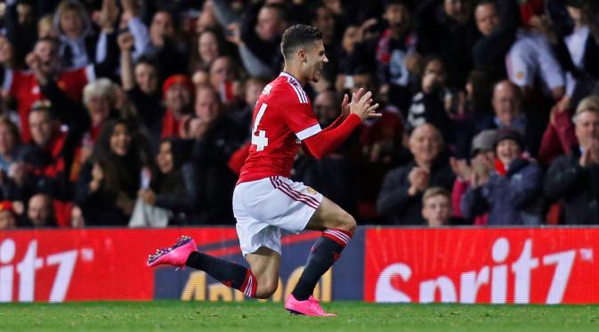 Andreas Pereira setelah mencetak gol kedua ke gawang Ipswich Town dalam laga putaran ketiga Piala Liga Inggris di Stadion Old Trafford, Manchester, Inggris, Kamis (24/9/2015) dini hari WIB. (Action Images via Reuters/Ed Sykes)