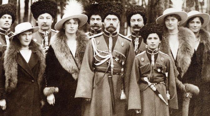 Tsar Nicholas II dan keluarganya (Wikipedia)