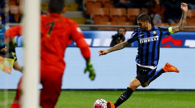 Inter Milan's Mauro Icardi (R) shoots against Hellas Verona's goalkeeper Rafael during the Italian Serie A soccer match at the San Siro stadium in Milan, Italy, September 23, 2015. REUTERS/Stefano Rellandini