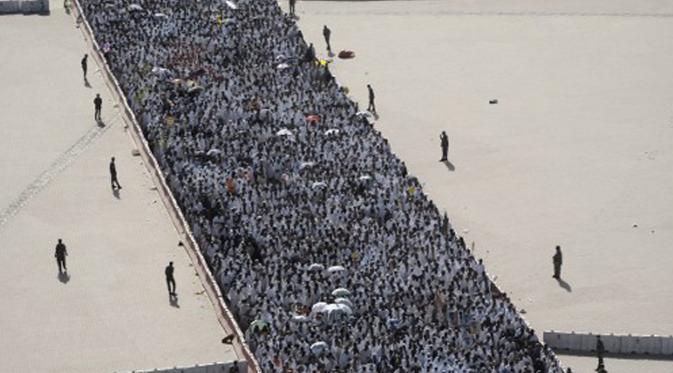 220 Jemaah haji dikabarkan meninggal setelah terinjak-injak saat berebutan untuk melempar jumroh, Mina, Kamis (24/9/2015). (AFP Photo)