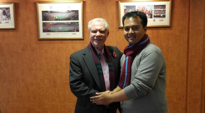 Penulis berfoto dengan Chairman WHU, David Gold, di dalam Stadion Boleyn Ground, November 2013 silam. (Istimewa)