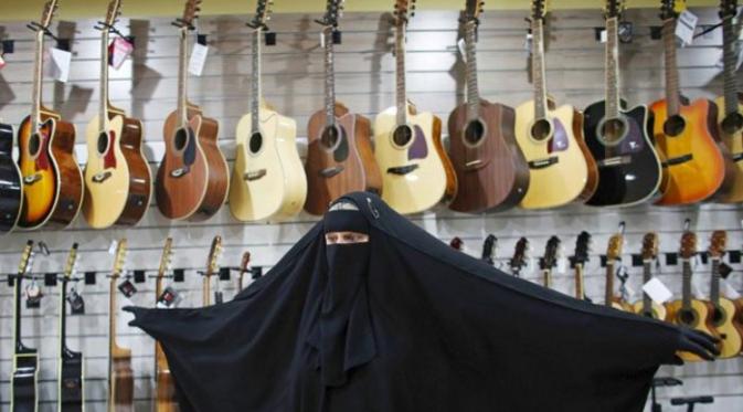 Mengenakan burka bukan halangan untuk Gisele Marie bermusik | Via: dawn.com