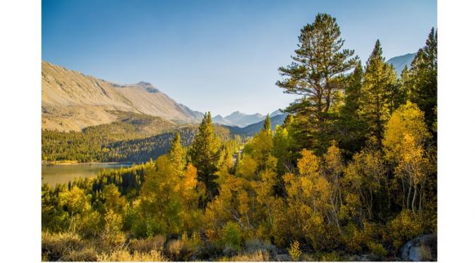 Rock Greek di Sierra menawarkan pemandangan yang berwarna saat musim gugur kepada para wisatawan yang berlibur