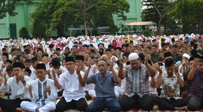 Ribuan warga Bengkulu salat minta hujan (Liputa6.com/ Yuliardi Hadjo Putro)